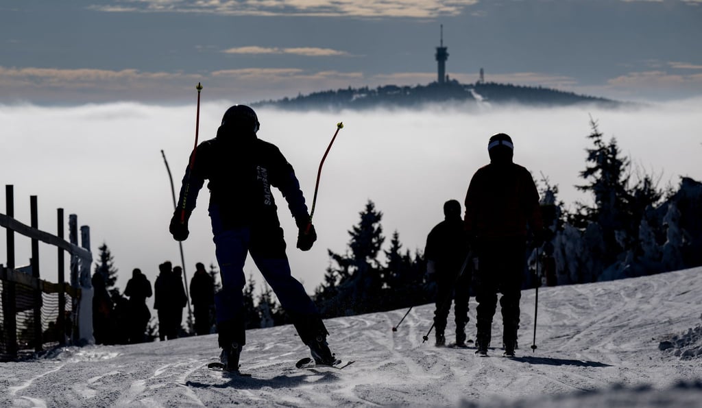 Das bei Wintersportlern beliebte alpine Skigebiet am Fichtelberg soll privatisiert werden, doch der Verkauf stockt (Archivbild)