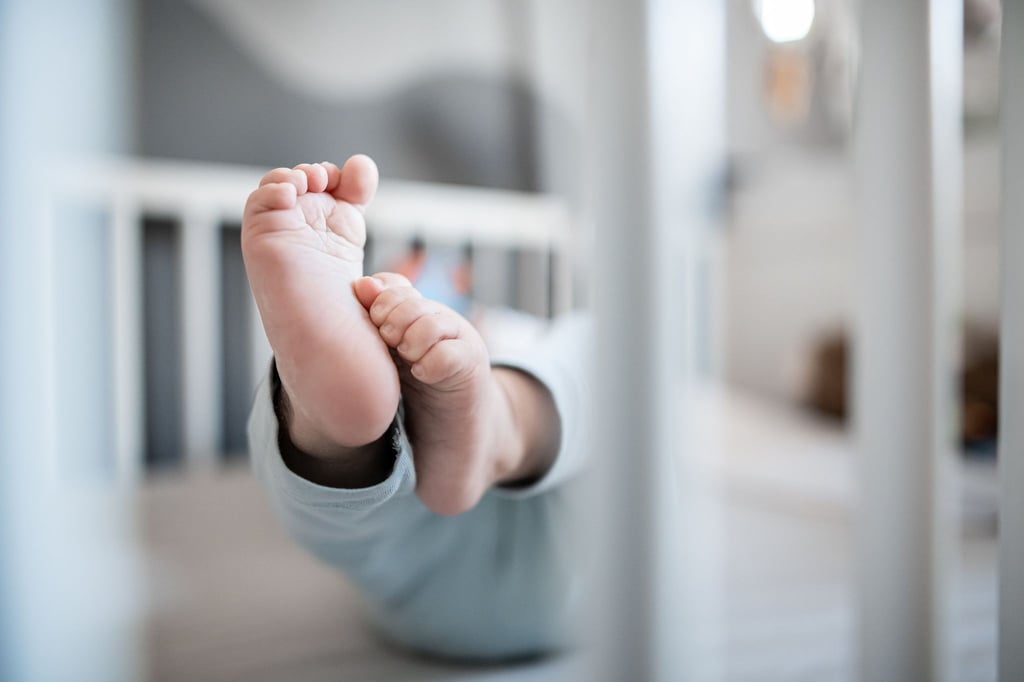 Eine hochschwangere Frau schaffte nicht mehr den Weg in den Kreißsaal, ihr Baby kam daher auf der Autobahn zur Welt. (Symbolbild)