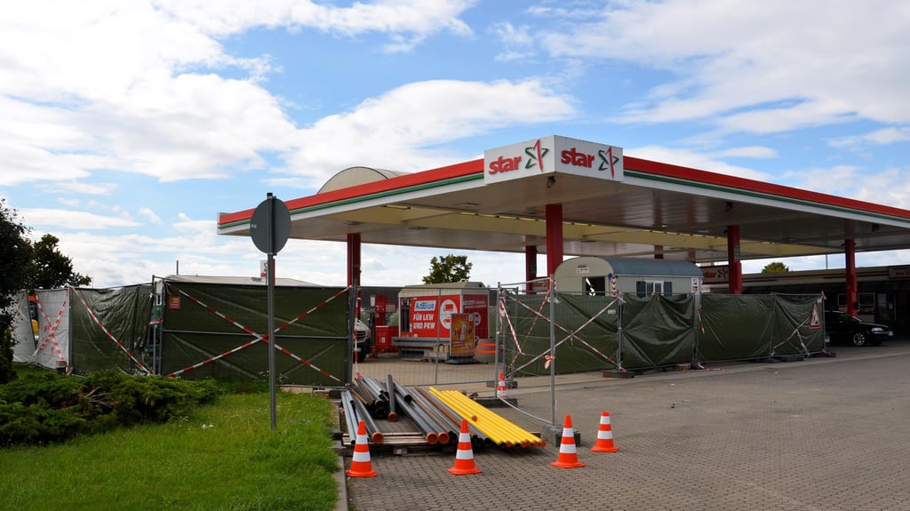 Auf dem Gelände der Zerbster Star-Tankstelle laufen derzeit umfangreiche Bauarbeiten.