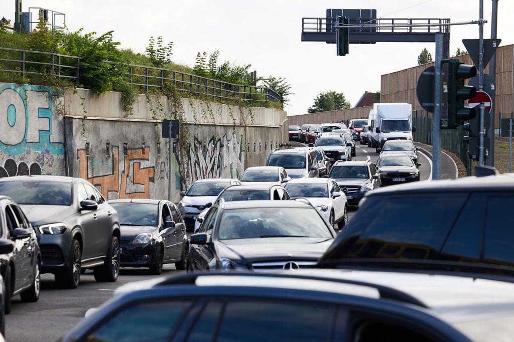 Am Ende der A100 wird die Verkehrsführung geändert. (Archivbild)