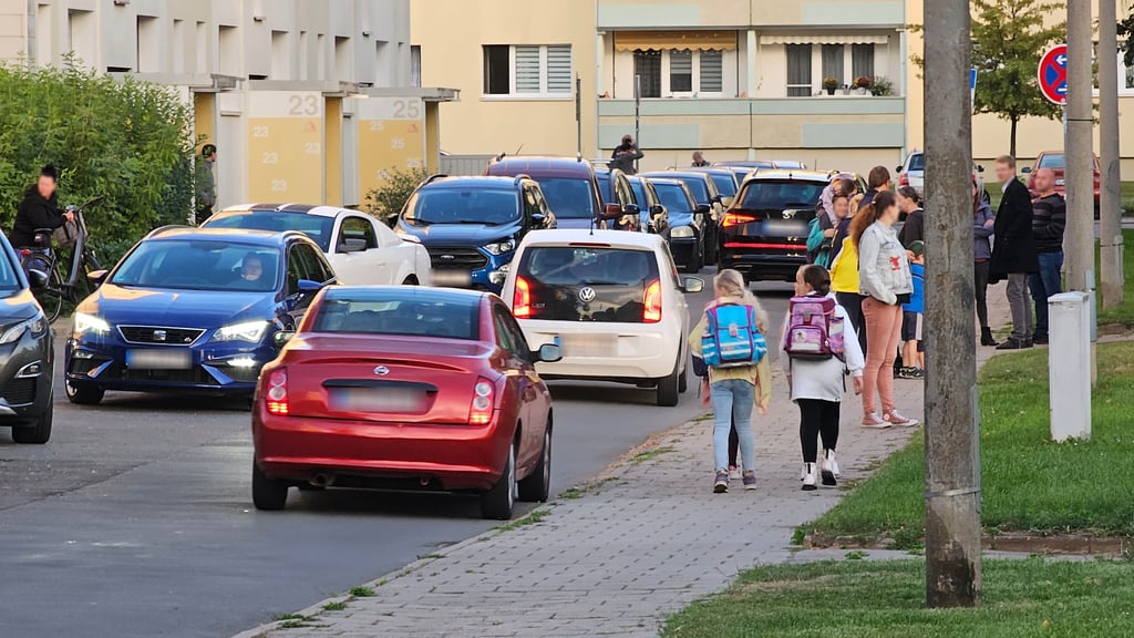 Normales morgendliches Chaos: Eltern-Taxis im Pfeilfergraben. Das soll bald ein Ende haben.
