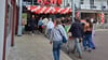 Die Kunden strömten zur Wiedereröffnung des Supermarkts in einem Magdeburger Einkaufszentrum.