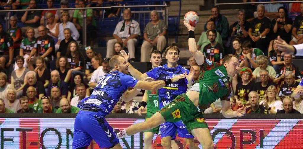 Felix Claar war vor drei Wochen beim Sieg gegen Stuttgart im letzten Vorbereitungsspiel zusammen mit Omar Ingi Magnusson mit jeweils acht Toren bester Werfer des SCM. Hier setzt sich der SChwede gegen Kai (l.) und Max Häfner durch.