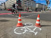 Eine neue Markierung auf einem Weg in der Magdeburger Innenstadt.