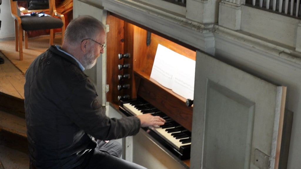 Kantor Gottfried Spiegel durfte als Erster die Kirchenorgel in Kleinwusterwitz spielen.