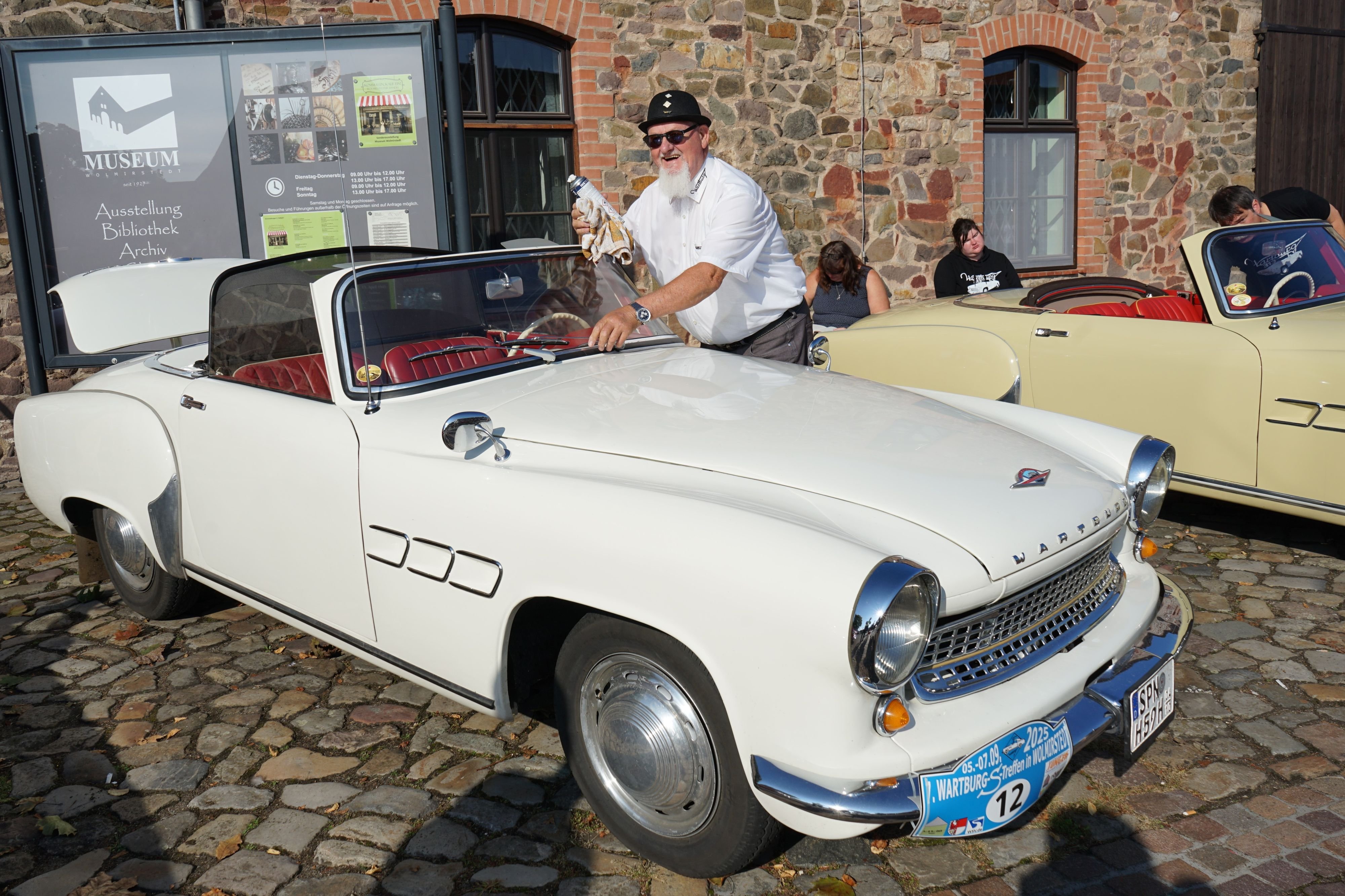 Warum Oldtimer-Freunde Wolmirstedt lieben: Schönste Europäer: Wartburg 313 Sport auf der Schlossdomäme