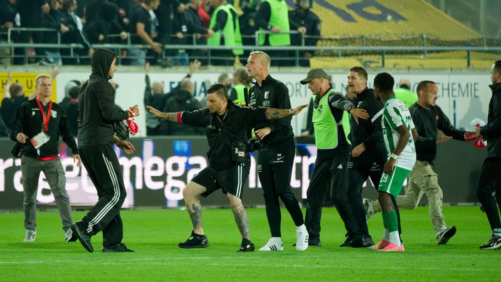 Randale beim Regionaliga-Spiel Hallescher FC gegen Chemie Leipzig: Nach dem Spiel kam es zu Zusammenstößen zwischen HFC-Fans und Spielern der BSG Chemie.