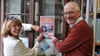 Marina Conradi und Volker Bauer in der Genthiner Bibliothek. 