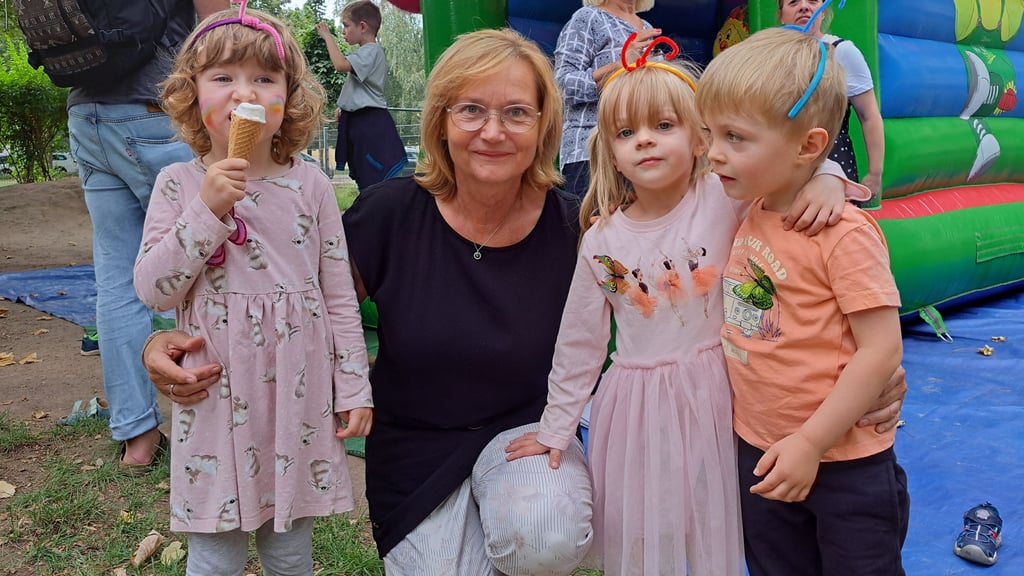 Kita-Leiterin Kerstin Liebich-Kratzsch mit einigen ihrer Schützlinge bei der Jubiläumsfeier für die Magdeburger Kita „Abenteuerland“.