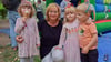 Kita-Leiterin Kerstin Liebich-Kratzsch mit einigen ihrer Schützlinge bei der Jubiläumsfeier für die Magdeburger Kita „Abenteuerland“.
