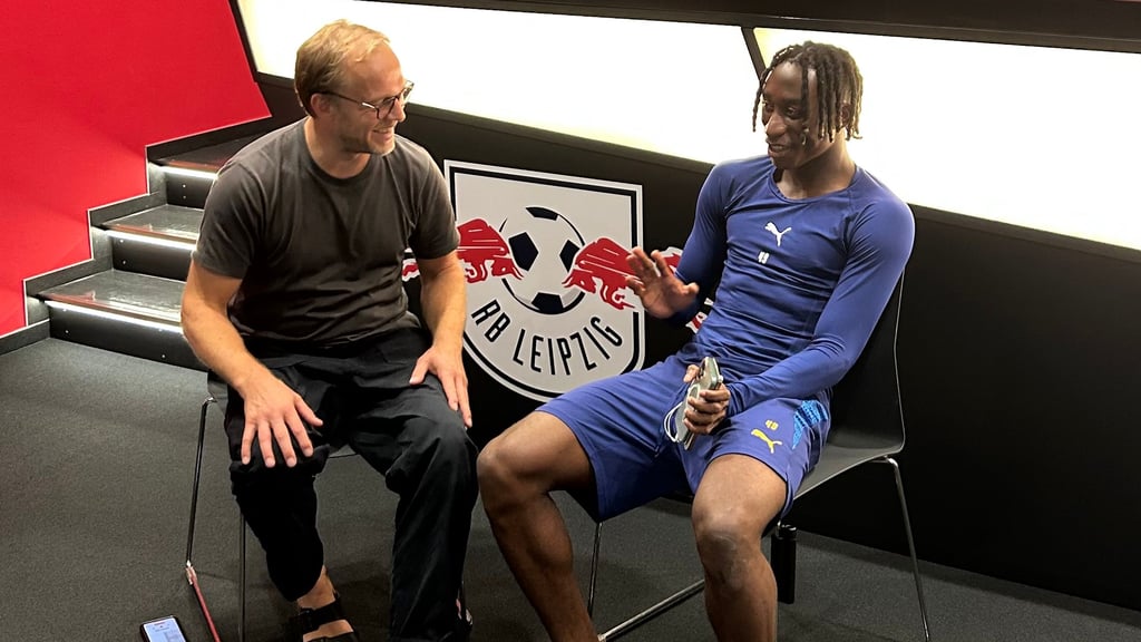 RBlive-Reporter Martin Henkel im Gespräch mit RB-Profi Yan Diomande