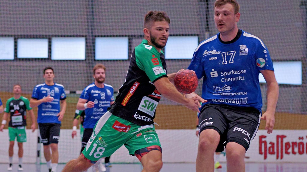 Die Handballer vom HC Aschersleben, hier mit Paul Hoffmann am Ball, sind in der Regionalliga beim ThSV Eisenach II gefordert.