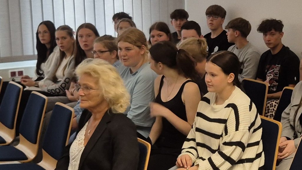 Die Schüler und Lehrerin Patricia Jorra warteten gespannt auf den Prozess am Amtsgericht Burg - doch nichts geschah.