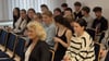 Die Schüler und Lehrerin Patricia Jorra warteten gespannt auf den Prozess am Amtsgericht Burg  - doch nichts geschah.