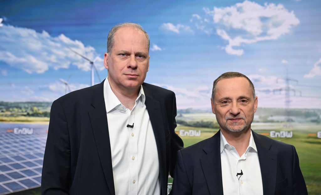 Für Georg Stamatelopoulos (l), Vorstandsvorsitzender der EnBW AG, und Thomas Kusterer, Finanzvorstand der EnBW, hier bei einer Bilanz-Pressekonferenz des Energiekonzerns EnBW, dürfte der Inhalt des neuen Gesetzes zur Akzeptanzsteigerung und Beteiligung beim Ausbau der erneuerbaren Energien in Sachsen-Anhalt positiv zu bewerten sein. Der Hansestadt Gardelegen müsste der Konzern weniger zahlen als erwartet.