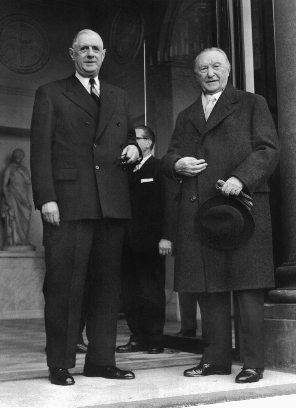 Der französische Staatspräsident Charles de Gaulle posiert mit dem deutschen Bundeskanzler Konrad Adenauer.