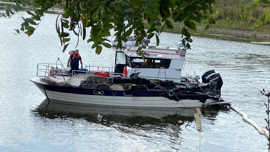 Ein Bootsbrand in der Zollelbe hat am 17. Juli 2025 für Aufsehen in Magdeburg gesorgt. Das verkohlte Wrack wartet in einer Bucht noch immer darauf, geborgen zu werden.