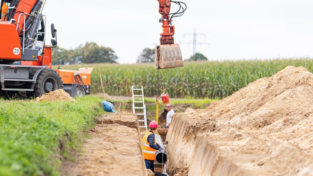 Im Zuge des Neubaus der A14 zwischen Dahlenwarsleben und Wolmirstedt müssen diverse Leitungen umverlegt werden. Deshalb wird in der Nacht vom 1. auf den 2. Oktober die Wasserversorgung in Klein Ammensleben, Groß Ammenslebn sowie Gutenswegen unterbrochen.