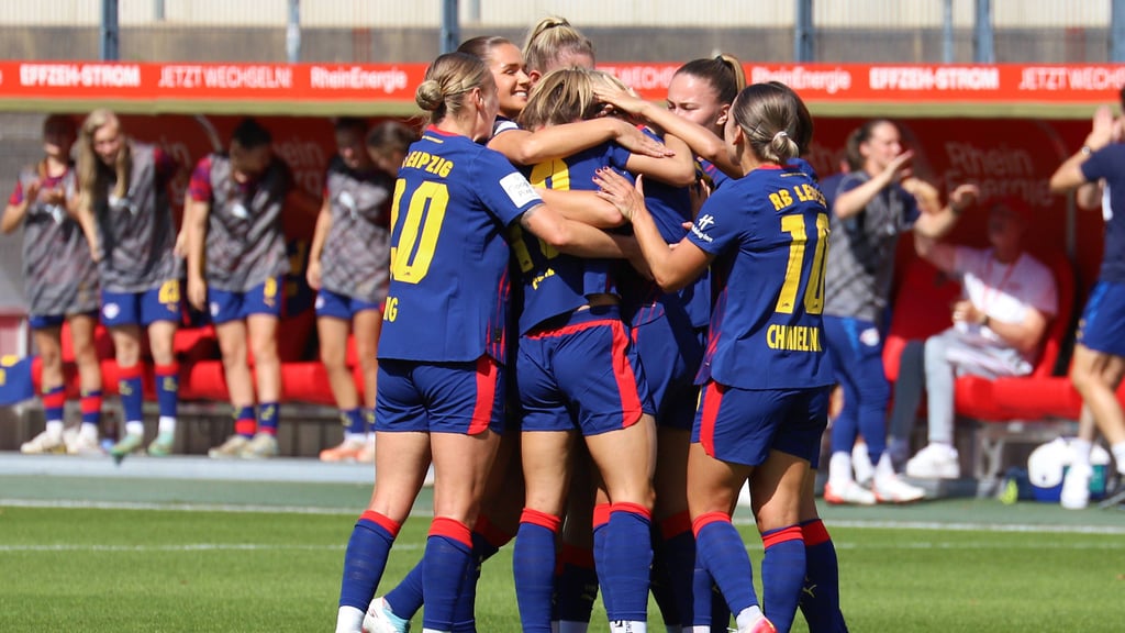 Jubel bei den RB-Frauen nach einem Tor gegen den 1. FC Köln.