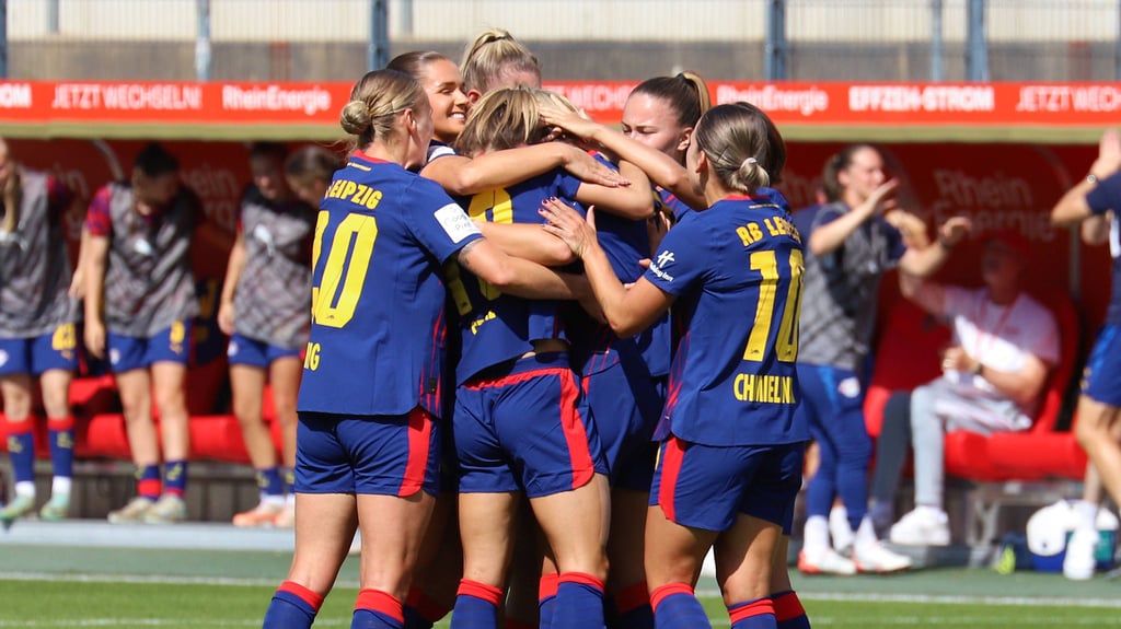 Jubel bei den RB-Frauen nach einem Tor gegen den 1. FC Köln.