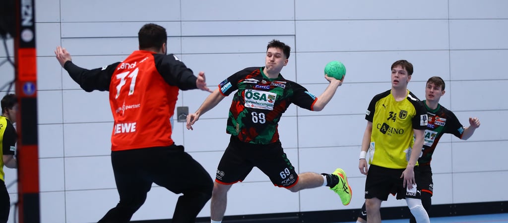 Niklas Döbbel wirft hier beim 34:30-Sieg der SCM-Youngsters gegen den TSV Altenholz eines seiner drei Tore. Sebastian Bialas (r.) war Ende August sogar sechs Mal erfolgreich. Künftig wollen beide für den DRHV in der 2. Bundesliga treffen.