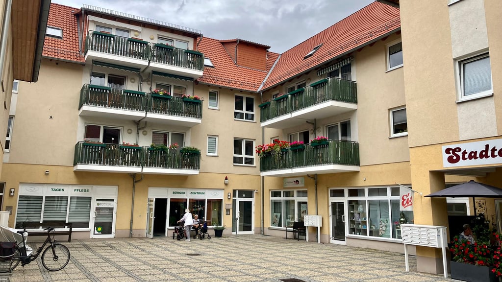 Das Bürgerzentrum in der Innenstadt von Thale beherbergt neben dem Altenpflegezentrum und dem ambulanten Pflegedienst auch Geschäfte wie ein Café und ein Kosmetikstudio.
