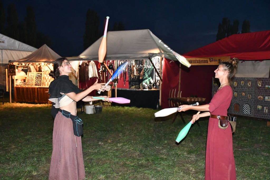 In der Kaiserpfalz auf dem Pferdemarkt in Havelberg ging es mittelalterlich zu. Hätte die dazu passende Musik außerhalb des Zeltes mehr Besucher anlocken können?