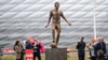 Franz Beckenbauer steht jetzt als in Bronze gegossenes Denkmal vor der Allianz Arena des FC Bayen München.
