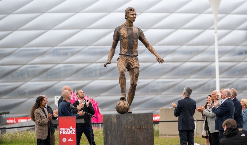Franz Beckenbauer steht jetzt als in Bronze gegossenes Denkmal vor der Allianz Arena des FC Bayen München.