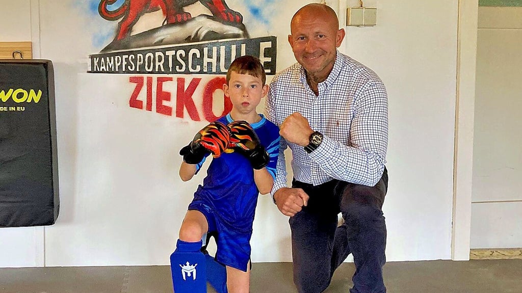 René Piepert gemeinsam mit seinem Sohn René Junior Piepert: Für das Foto nimmt der Siebenjährige in voller Montur sofort Kampfpose ein.
