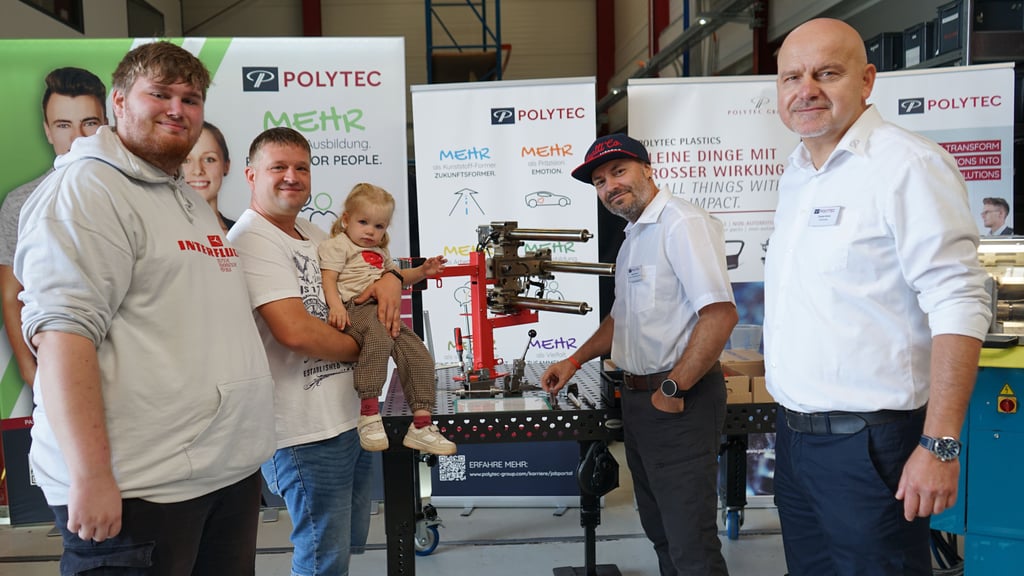 Polytec-Geschäftsführer Carsten Birner (r.) zeigte Besuchern die Wolmirstedter Produktionsstätte.