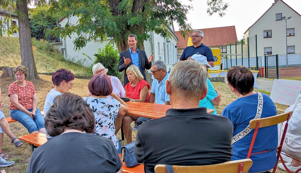 Marcus Krüger und Uwe Fischer von den Leipziger Stadtwerken kamen Ende August, kurz vor Baubeginn der Trasse, noch einmal zum Austausch nach Spergau.