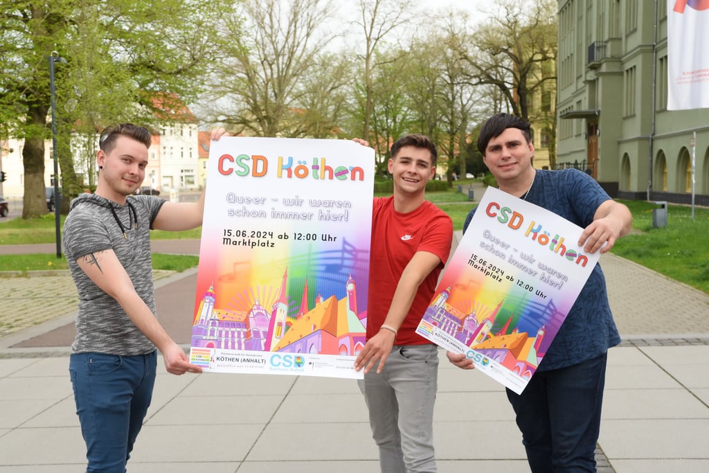 CSD-Sachsen-Anhalt-Chef Falko Jentsch (r.) und Mitstreiter präsentieren Plakate für einen CSD 2024 in Köthen. Heute haben sich Stadtverwaltung und Vereinschef zerstritten.