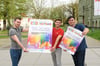 CSD-Sachsen-Anhalt-Chef Falko Jentsch (r.) und Mitstreiter präsentieren Plakate für einen CSD 2024 in Köthen. Heute haben sich Stadtverwaltung und Vereinschef zerstritten.