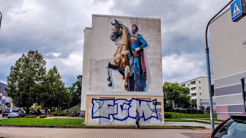 Oben künstlerische Fassadengestaltung, unten ein Graffiti – auch das findet sich in Wittenberg.