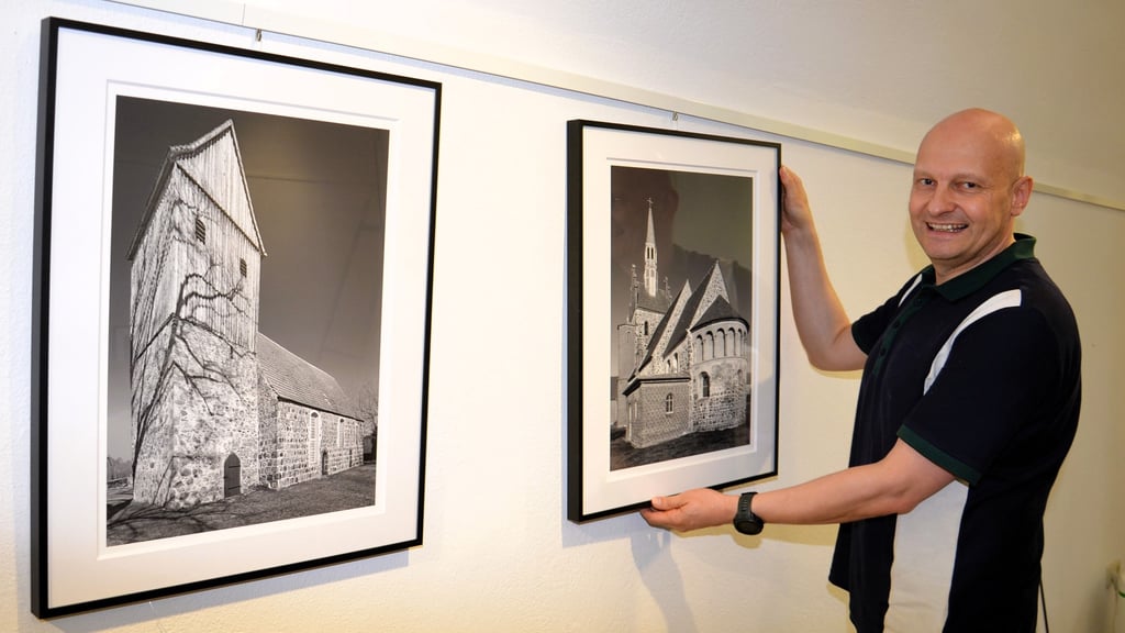 Architekturfotograf Swen Bernitz beim Aufbau seiner Ausstellung „Feldsteinkirchen im Fläming" im Zerbster Museum