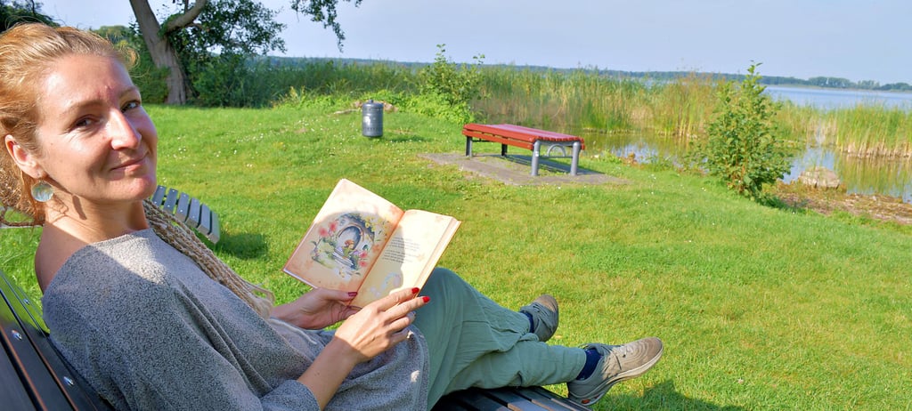 Monic Clement macht es sich mit ihrem ersten Kinderbuch auf der Festwiese Bleiche in Arendsee gemütlich.