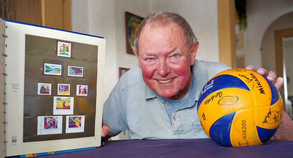 Auf vielen Gebieten gewitzt: Mit Briefmarkensammeln und Volleyball hat Jubilar Eberhard Kretschmar sehr unterschiedliche Hobbys vereint.