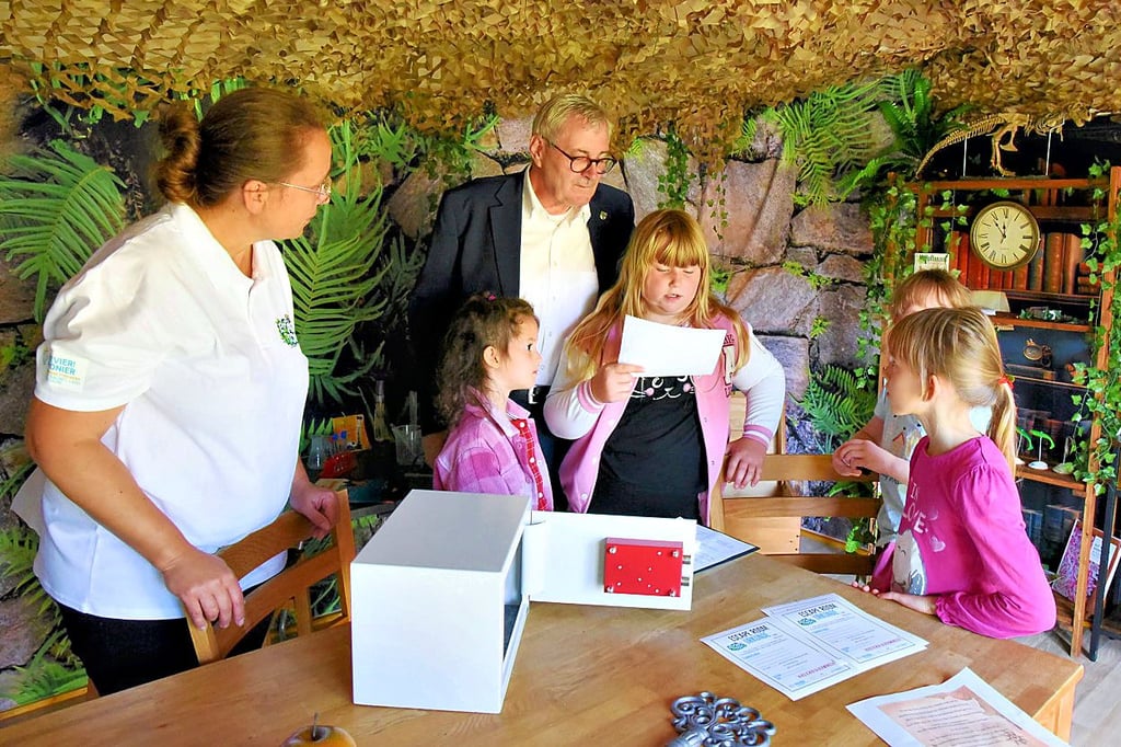 Nicole Erben (l.) und Dr. Jürgen Ude schauen den Schülerinnen bei ihrer Suche nach der „Formel zur Rettung der Welt“ über die Schulter.