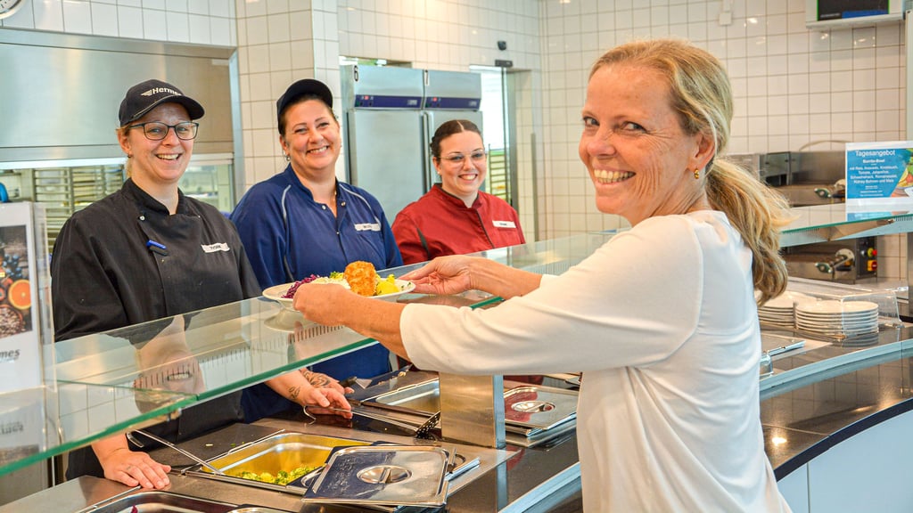 Daniela Wiechert (r.), Gruppenleiterin Betriebsgastronomie bei Hermes Fulfiment in Haldensleben, besucht jeden Tag die hauseigene Kantine.
