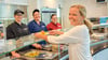 Daniela Wiechert (r.), Gruppenleiterin Betriebsgastronomie bei Hermes Fulfiment in Haldensleben, besucht jeden Tag die hauseigene Kantine.