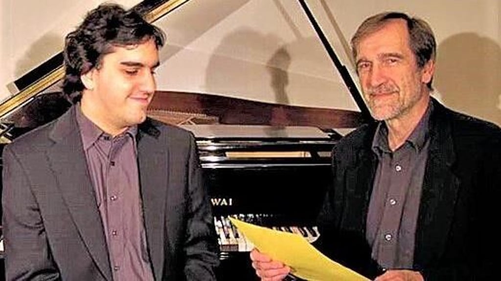 Burkhard Engel trägt Rezitationen vor. Sein Sohn Martin Engel begleitet ihn seit acht Jahren musikalisch – trotz seiner Blindheit beeindruckt er das Publikum regelmäßig mit seinem virtuosen Klavierspiel. Der Abend verspricht eine feinfühlige und zugleich humorvolle Reise durch das literarische Berlin.