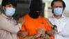 Der Verdächtige wurde nach seiner Festnahme im Mai in einem orangen Sträflingsanzug der Presse vorgeführt.