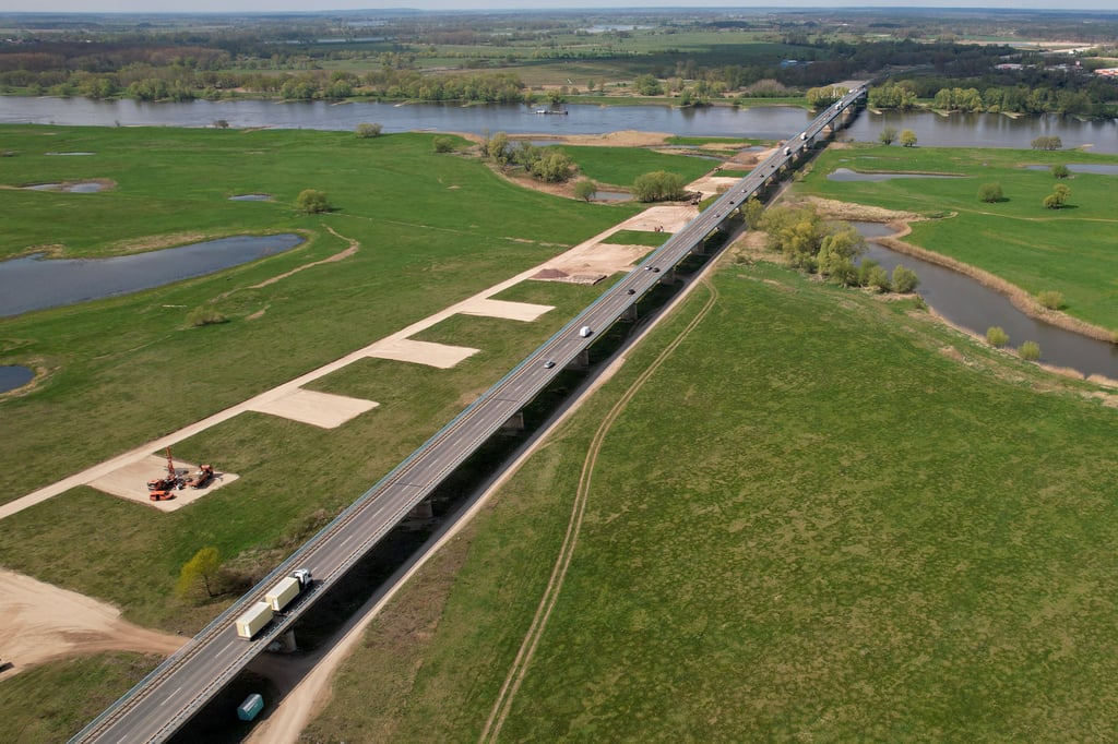 Blick auf die Brücke der Bundesstraße 189 über die Elbe Richtung Wittenberge. Das Bauwerk ist marode und wird abgerissen. Das Bild stammt von 2022 - daneben sieht man bereits die Baustelle für die neue A 14.