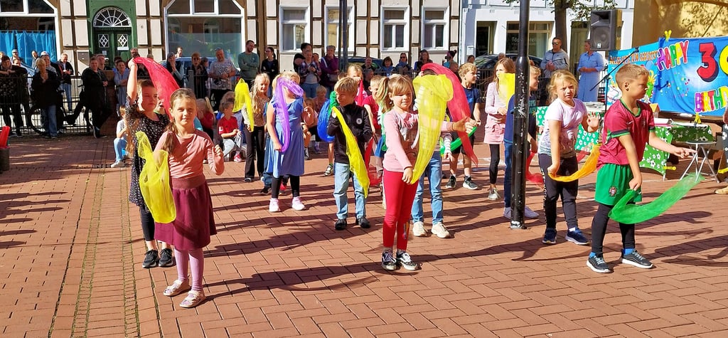 Viele Tanz- und Musikeinlagen zeigten die Schüler der Otto-Reutter-Grundschule beim 30. Geburtstag ihrer Schule.