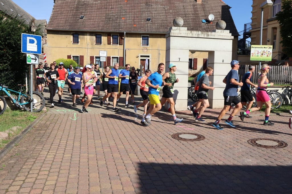 Hunderte Läufer waren beim Auftakt des Saalekreislaufs in Morl dabei.
