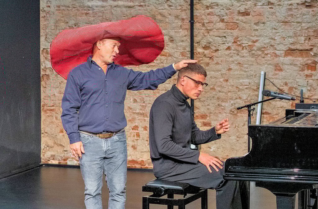 Die alte Dame und der Schulrektor: Hans-Georg Pachmann und Leonard Wollner – hier noch in Probenkleidung – werden wie ihre Kolleginnen in verschiedene Rollen schlüpfen.