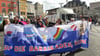 Die CSD Demo zieht durch Halles Innenstadt.