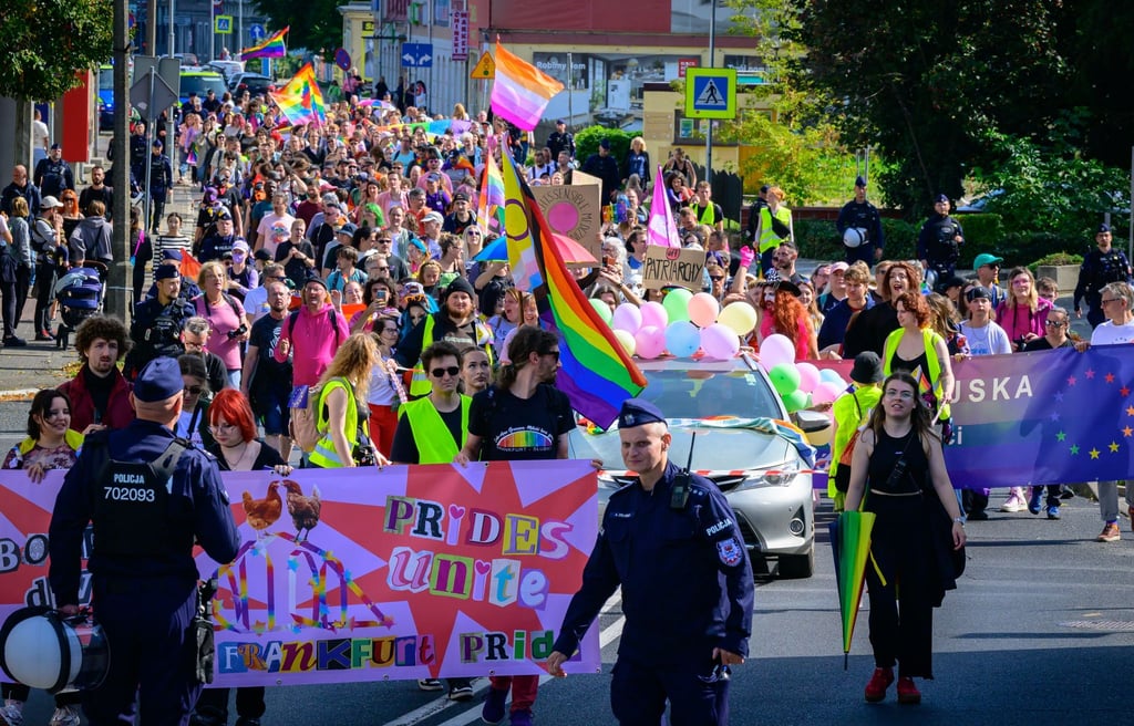 Mehrere Hundert Menschen haben beim deutsch-polnischen Christopher Street Day in Frankfurt (Oder) und Slubice mitgemacht.