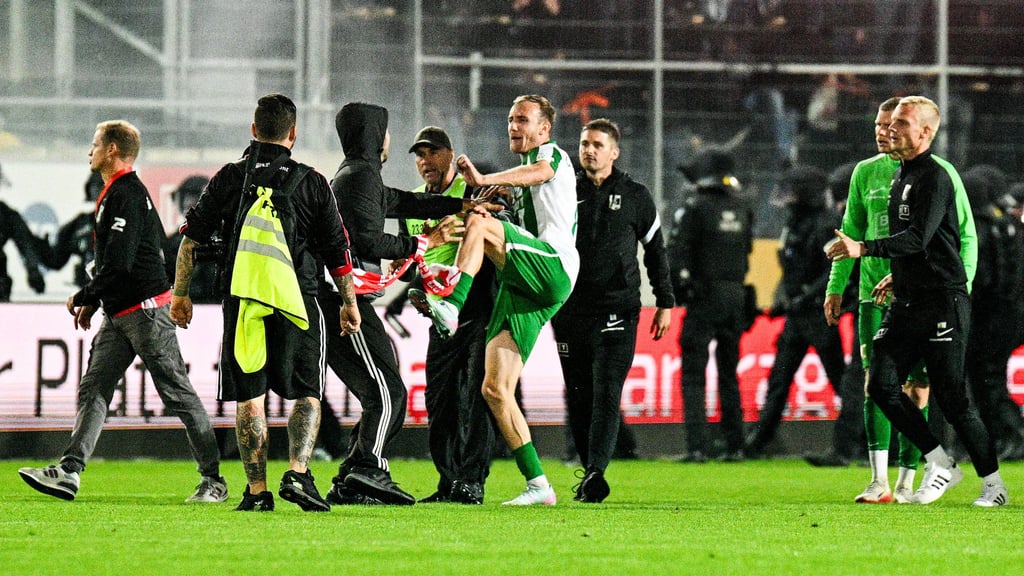 Nach dem Spiel in der Regionalliga zwischen dem HFC und Chemie Leipzig kam es zu Auseinandersetzungen zwischen HFC-Fans und BSG-Spielern. Beteiligt war daran Spieler Philipp Wendt.